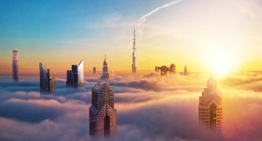 Dubai günbatımı panoramik şehir merkezinin bulutlar ile kaplı. Dubai, BAE Süper modern şehir kozmopolit megalopolis olduğunu. Çok yüksek çözünürlüklü görüntü