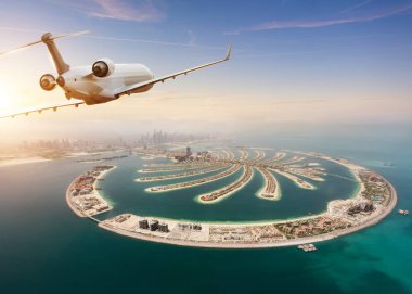 Dubai kent üzerinde uçan özel jet uçağı. Modern ve hızlı mod ulaşım, iş ve lüks yaşam tarzı yaşam