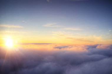 Güzel gündoğumu bulutlu gökyüzü hava görünümden. Bulutların üzerinde uçak görünümü