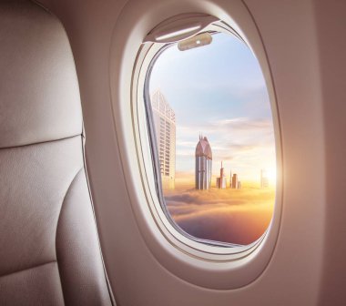 Uçak iç pencere görünümü ile Dubai city, Birleşik Arap Emirlikleri. Seyahat ve hava taşımacılığı kavramı