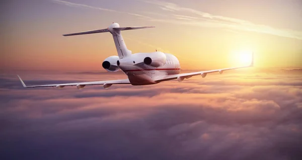 Defaprivate Jet Plan Som Flyger Ovanför Molnen Vackra Solnedgången Ljus — Stockfoto