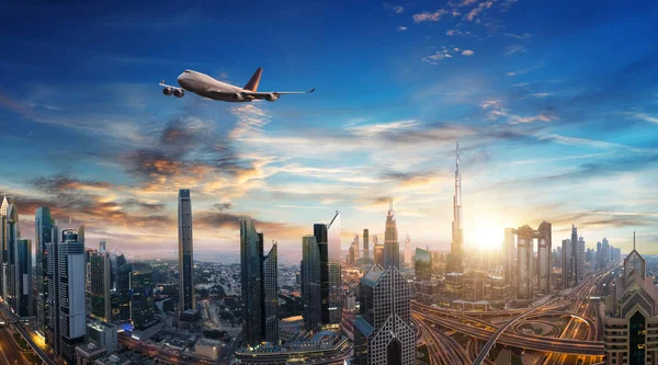 Kommerzielle Flugzeuge Fliegen Über Wolken Und Dubai Stadt Wunderschönem Sonnenuntergang — Stockfoto