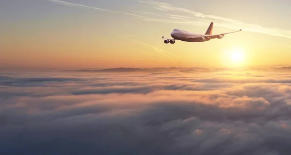 Riesige Zweistöckige Passagierflugzeug Fliegen Über Wolken Sonnenuntergang Licht Konzept Für — Stockfoto