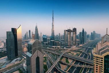 Dubai günbatımı panoramik şehir merkezinde. Dubai Uae süper modern şehir, kozmopolit megalopolis olduğunu.