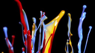 Süper ağır çekim renkler şekiller dans siyah arka plan üzerine izole.