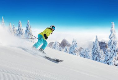 Genç kadın pist üzerinde kayak. Kış spor ve rekreasyon alpen dağ içinde.
