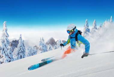 Pist üzerinde kayak genç adam. Kış spor ve rekreasyon alpen dağ içinde.