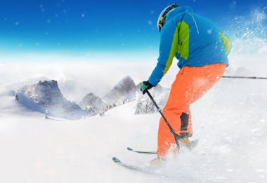Pist üzerinde kayak genç adam. Kış spor ve rekreasyon alpen dağ içinde.