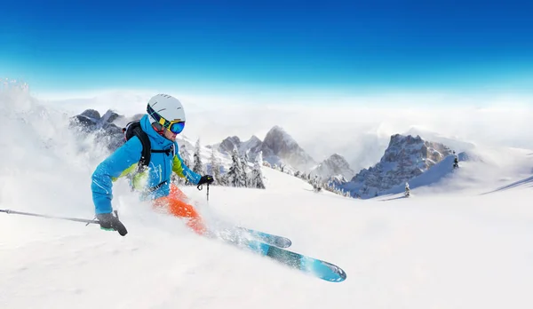 年轻人在滑雪道上滑雪 冬季运动和娱乐在阿尔卑斯山 — 图库照片