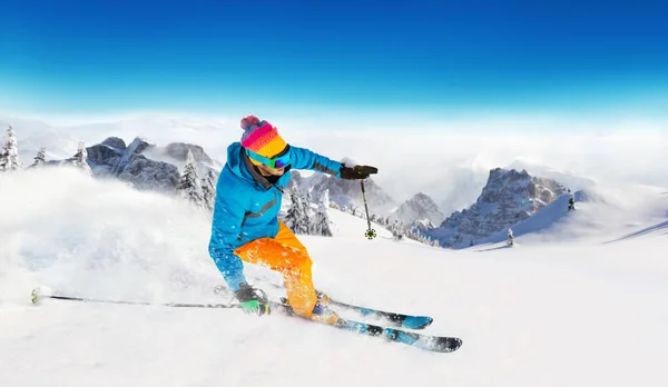 ゲレンデでスキーの若い男 冬のスポーツ アルペン山のレクリエーション — ストック写真