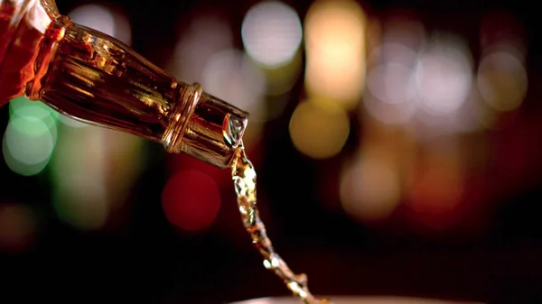 Dettaglio Bottiglia Versando Whisky Bassa Profondità Messa Fuoco — Foto Stock