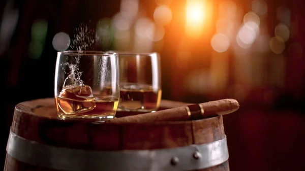 威士忌饮料与飞冰岩石 放在木桶上 低对焦深度 — 图库照片