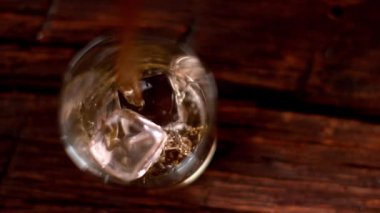 Süper ağır çekim viski cam, üstten görünüm içine düşen buz küp. Yüksek hız sinema Kamerası, 1000 fps üzerinde filme