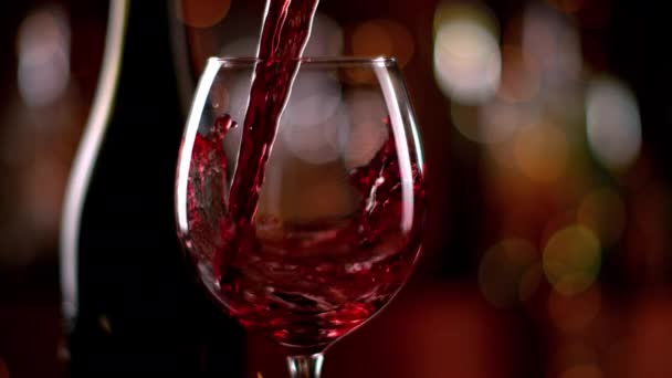 Супер Повільний Рух Заливання Червоного Вина Склянку Знімається Високошвидкісній Кінокамері — стокове відео
