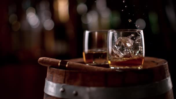 Szuper Lassú Csökkenő Jégkocka Készítő Üveg Whiskey Forgatták Nagy Sebességű — Stock videók