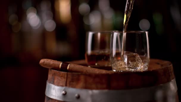 Super Zeitlupe Der Whisky Ins Glas Gegossen Wird Gefilmt Mit — Stockvideo