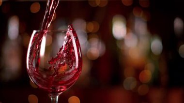 Süper ağır çekim cam içine dökme kırmızı şarap. Yüksek hız sinema Kamerası, 1000 fps üzerinde filme.