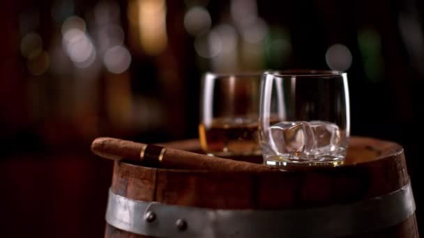Super Slow Motion Whiskey Versando Nel Bicchiere Girato Sulla Macchina — Video Stock