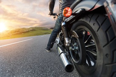 Ayrıntı alp yol sürüş Motosiklet binici.
