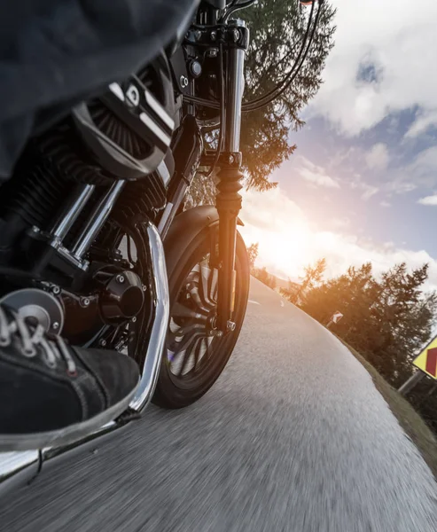 Detalhe Motociclista Dirigindo Estrada Alpina — Fotografia de Stock