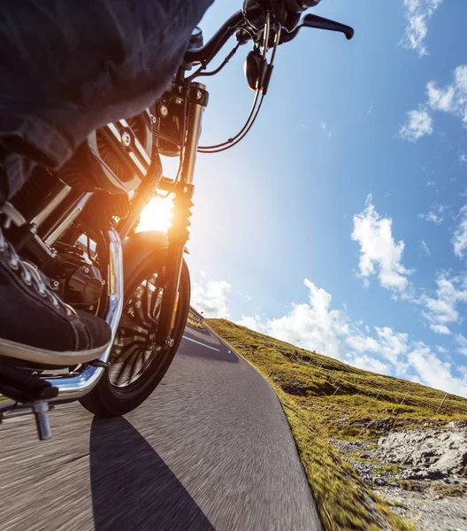 Detaliu Motociclist Conducere Alpine Road — Fotografie, imagine de stoc