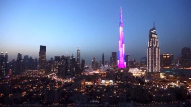 Dubai, Birleşik Arap Emirlikleri - Ocak 2019: Gece zaman atlamalı Dubai şehir merkezinin