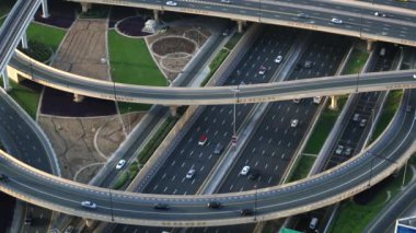 Havadan görüntüleri kavşak, yavaş hareket, 100fps. Dubai, Birleşik Arap Emirlikleri