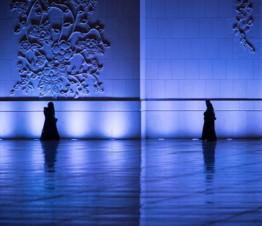 Siluetleri Camii yürüyüş Müslüman Ulu Camii, Abu Dhabi, BAE duvar. Dini cinayet sebebi