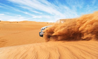 Offroad araba 4 x 4 çölde sürüklenen. Kum toz havada patlayan hareket dondurmak. Eylem ve memnuniyetti etkinliği.
