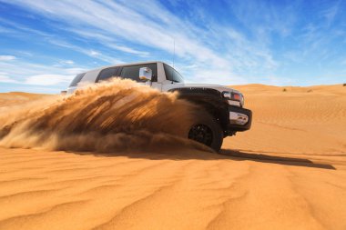 Offroad araba 4 x 4 çölde sürüklenen. Kum toz havada patlayan hareket dondurmak. Eylem ve memnuniyetti etkinliği.