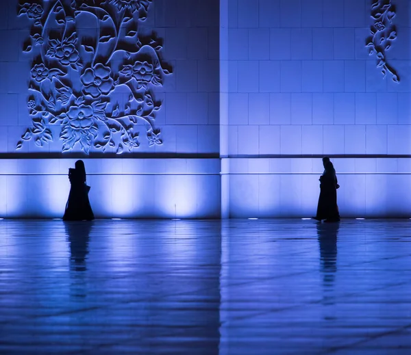 Silhouettes Musulmans Marchant Autour Mur Mosquée Grande Mosquée Abu Dhabi — Photo