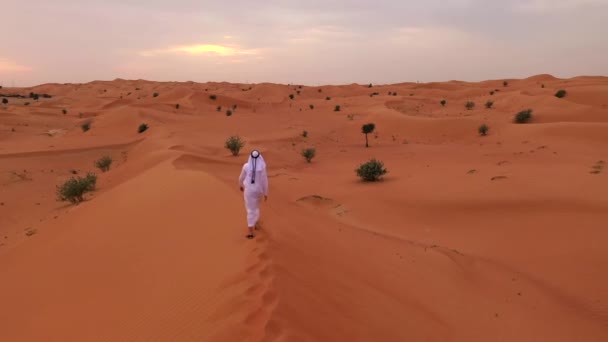 Filmagem Aérea Tradicional Homem Árabe Vestido Andando Dunas Areia Deserto — Vídeo de Stock