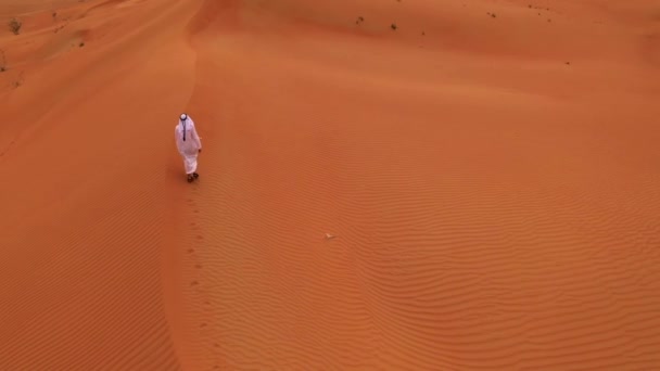Luchtfoto Beelden Van Traditionele Gekleed Arabian Man Lopen Woestijn Zandduinen — Stockvideo