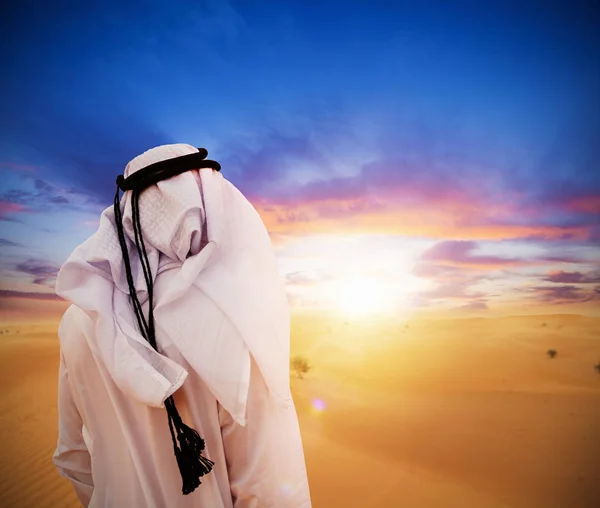 Backview Arabian Man Looking Desert Sunset Dressed Traditional Arabic Suit — Stock Photo, Image