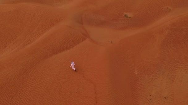 Filmagem Aérea Tradicional Homem Árabe Vestido Andando Dunas Areia Deserto — Vídeo de Stock