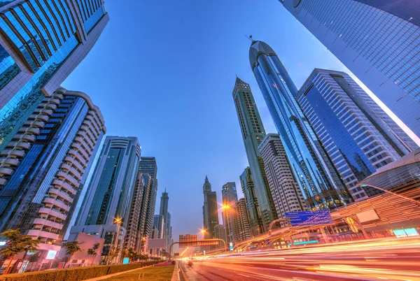 Vista Moderna Rua Com Trânsito Desfocado Dubai Conceito Cidade Transporte — Fotografia de Stock