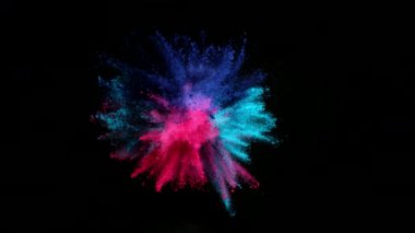 Süper ağır çekim siyah arka plan üzerine izole renkli toz patlaması. Yüksek hız sinema kamerası, 1000 fps üzerinde filme.