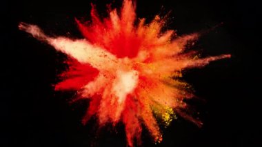 Süper ağır çekim siyah arka plan üzerine izole renkli toz patlaması. Yüksek hız sinema kamerası, 1000 fps üzerinde filme.