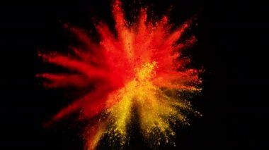 Süper ağır çekim siyah arka plan üzerine izole renkli toz patlaması. Yüksek hız sinema kamerası, 1000 fps üzerinde filme.