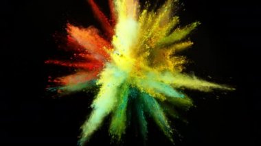 Süper ağır çekim siyah arka plan üzerine izole renkli toz patlaması. Yüksek hız sinema kamerası, 1000 fps üzerinde filme.