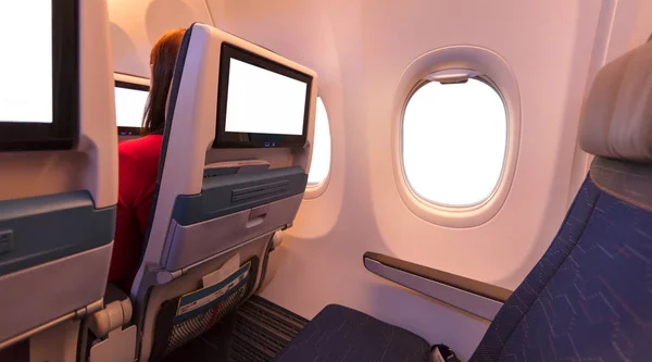 Interior Del Avión Con Asientos Fila Pantallas Entretenimiento Táctiles Blanco — Foto de Stock