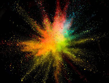 Çok renkli toz patlama siyah arka plan üzerine izole. Hareket soyut toz doku dondurmak.