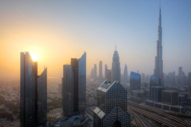 Dubai günbatımı panoramik şehir merkezinde. Dubai Uae süper modern şehir, kozmopolit megalopolis olduğunu.