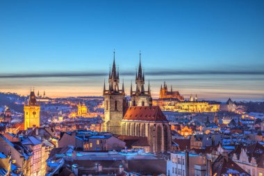 Tarihi merkezi, Prague, Çek Cumhuriyeti, Avrupa Birliği üzerinde çatı görünümü. Tyn kilise ve Prag Kalesi'ne güzel günbatımı ışık.