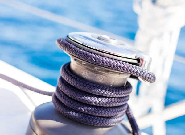 Verricello Vela Con Corda Sul Ponte Dello Yacht Dettaglio Bassa — Foto Stock