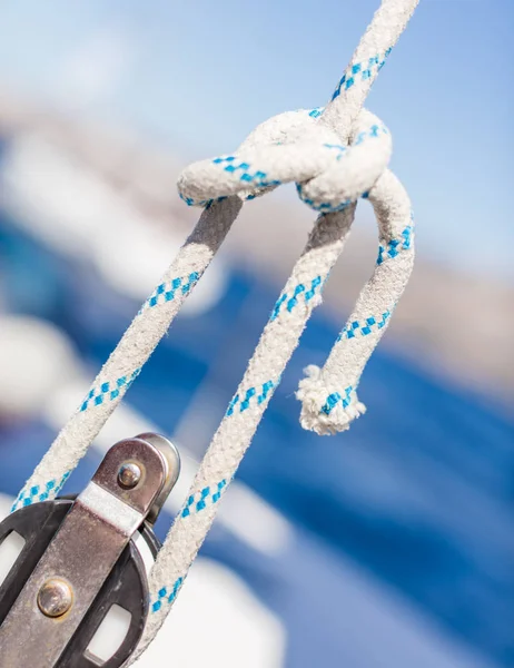 Вітрильник Мотузкою Яхтній Палубі Деталь Низька Глибина Фокусування Діяльність Оренди — стокове фото