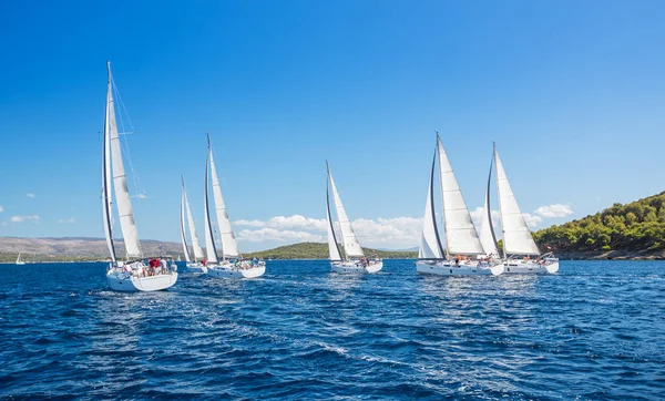 Sailing Yachts Regatta Konkurrens Sommaraktiviteter För Sport Och Rekreation — Stockfoto