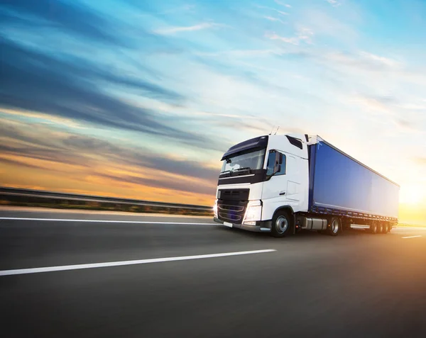 Geladen Europese Truck Snelweg Prachtige Zonsondergang Licht Het Wegvervoer Lading — Stockfoto