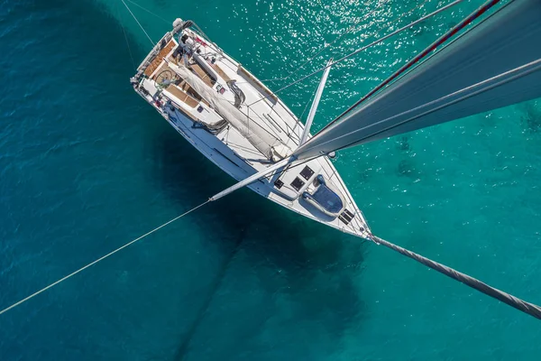 Blick Von Oben Auf Das Den Untiefen Verankerte Segelboot Sommersport — Stockfoto