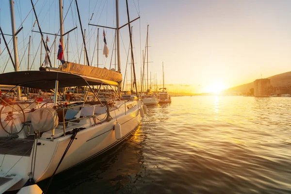 Segelbåtar Parkerade Hamnen Solnedgången Ljus Sommaraktiviteter För Sport Och Rekreation — Stockfoto